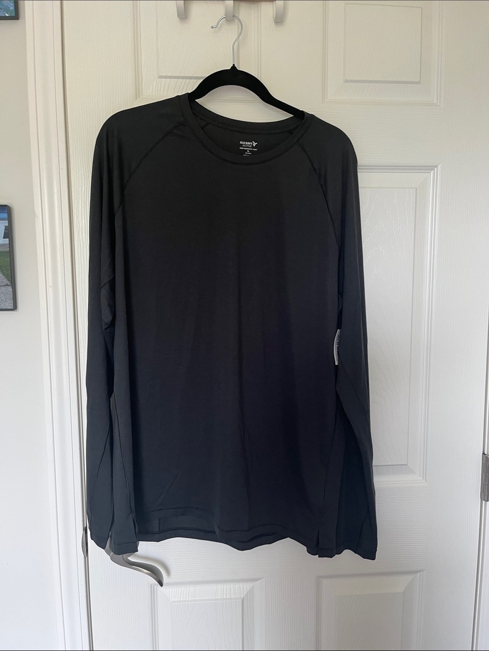 Old Navy Black Long-Sleeve Performance Tee